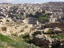 Amman: Blick von der Zitadelle auf das römische Amphitheater. Amman ist wie Rom auf 7 Hügeln erbaut.