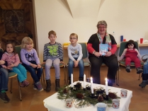 Gabriele Schmidt MdB liest im Rahmen des Bundesweiten Vorlesetages in der Bibliothek in Riedern am Wald Weihnachtsgeschichten vor | 08.12.16