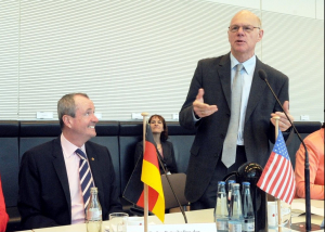 Bundestagspräsident Prof. Dr. Norbert Lammert, (re), CDU/CSU und Botschafter der Vereinigten Staaten von Amerika, Philip D. Murphy, (li)